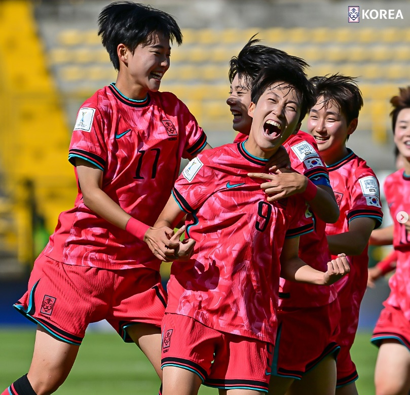 박윤정 감독이 이끄는 대한민국 U-20 여자 축구대표팀은 8일 콜롬비아 보고타의 메트로폴리타노 데 테초 경기장에서 열린 독일과의 2024 FIFA 콜롬비아 U-20 여자 월드컵 조별리그 D조 3차전에서 1-0 승리를 거뒀다. 이날 승리로 박윤정호는 극적으로 대회 16강 진출에 성공했다. 대한축구협회 SNS