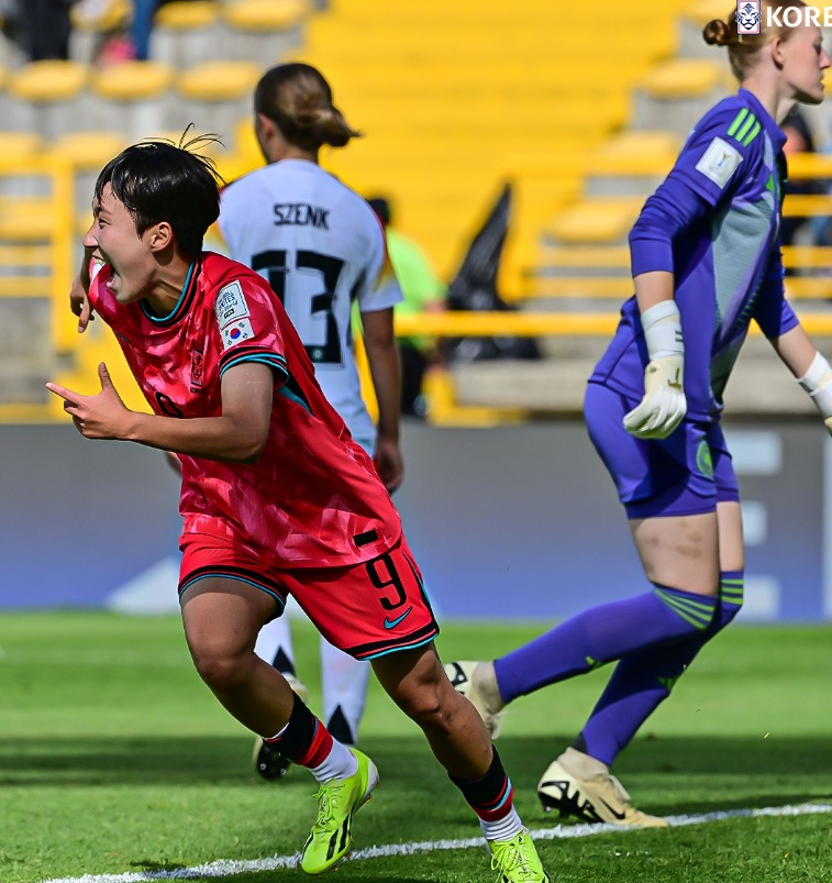 박윤정 감독이 이끄는 대한민국 U-20 여자 축구대표팀은 8일 콜롬비아 보고타의 메트로폴리타노 데 테초 경기장에서 열린 독일과의 2024 FIFA 콜롬비아 U-20 여자 월드컵 조별리그 D조 3차전에서 1-0 승리를 거뒀다. 이날 승리로 박윤정호는 극적으로 대회 16강 진출에 성공했다. 대한축구협회 SNS