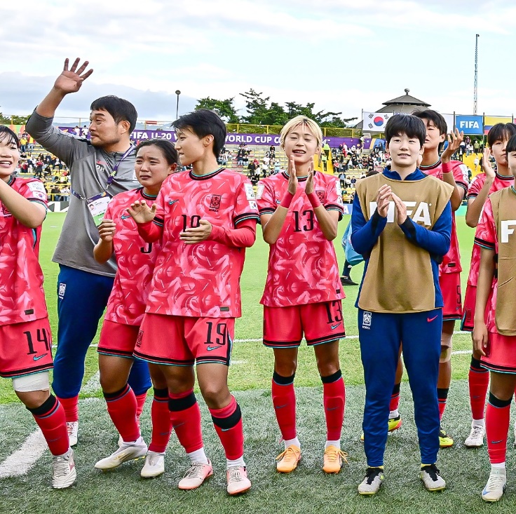 박윤정 감독이 이끄는 대한민국 U-20 여자 축구대표팀은 8일 콜롬비아 보고타의 메트로폴리타노 데 테초 경기장에서 열린 독일과의 2024 FIFA 콜롬비아 U-20 여자 월드컵 조별리그 D조 3차전에서 1-0 승리를 거뒀다. 이날 승리로 박윤정호는 극적으로 대회 16강 진출에 성공했다. 대한축구협회 SNS