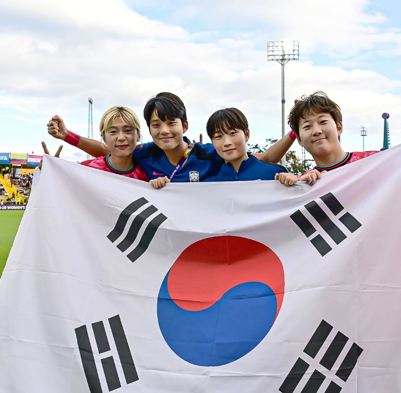 박윤정 감독이 이끄는 대한민국 U-20 여자 축구대표팀은 12일 콜롬비아 칼리의 파스쿠알 게레로 경기장에서 열린 콜롬비아와의 2024 FIFA 콜롬비아 U-20 여자 월드컵 16강전에서 0-1로 패했다. 박윤정호는 10년 만에 토너먼트 진출에 성공했지만 개최국 콜롬비아에 패하면서 대회를 마무리했다. 대한축구협회 SNS