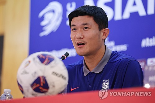 축구대표팀 핵심 수비수 김민재가 9일 오만 무스카트 한 호텔에서 열린 2026 북중미 월드컵 아시아 3차예선 2차전 오만과의 원정 경기 사전 기자회견에 한국 대표 선수로 참석해 발언했다. 김민재는 지난 5일 팔레스타인전 직후 관중들의 야유에 항의했던 행동에 대해 잘못했고 반성하면서도 발언은 잘못했다고 생각하지 않는다고 밝혔다. 이어 멘털적으로 흔들리지 않고 다가올 오만전에만 집중했다고 주장했다. 연합뉴스