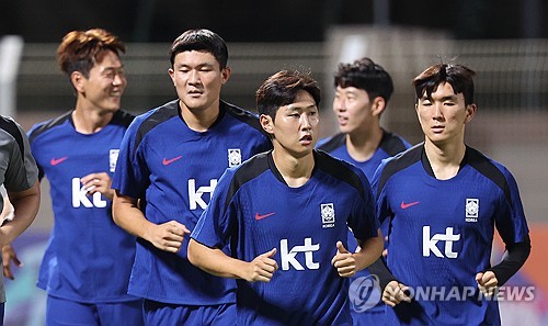 축구대표팀 핵심 수비수 김민재가 9일 오만 무스카트 한 호텔에서 열린 2026 북중미 월드컵 아시아 3차예선 2차전 오만과의 원정 경기 사전 기자회견에 한국 대표 선수로 참석해 발언했다. 김민재는 지난 5일 팔레스타인전 직후 관중들의 야유에 항의했던 행동에 대해 잘못했고 반성하면서도 발언은 잘못했다고 생각하지 않는다고 밝혔다. 이어 멘털적으로 흔들리지 않고 다가올 오만전에만 집중했다고 주장했다. 연합뉴스