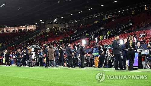 독일 매체 빌트가 9일(한국시간) 맨유로 이적한 더리흐트가 분데스리가를 조롱하는 발언을 했다고 보도했다. 더리흐트는 지난 8일 네덜란드 방송 NOS와 인터뷰에서 자신의 이적에 대해 난 맨유로 이적해서 행복하다. 그리고 내가 지켜봐 왔기 때문이다. 프리미어리그가 더 많은 시청자가 있다. 분데스리가는 이보다 덜하다라고 말한 것이다. 연합뉴스