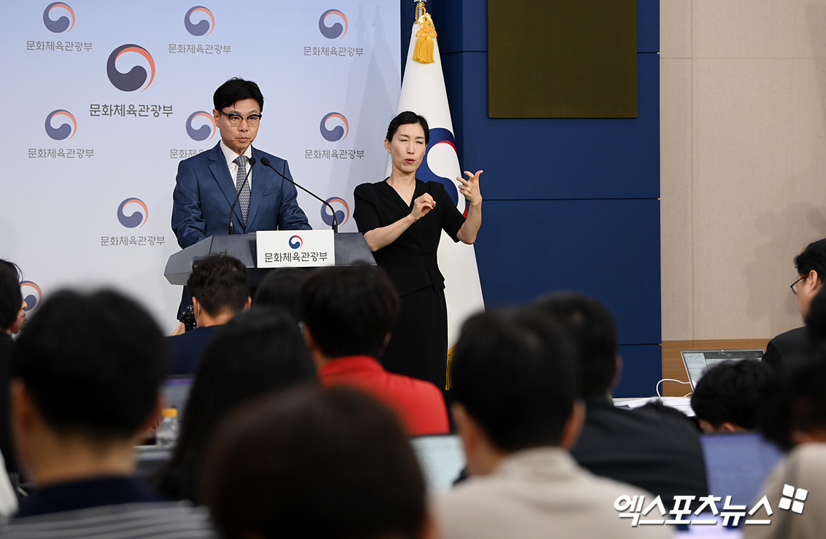 10일 오전 서울 종로구 정부서울청사 별관에서 대한배드민턴협회 조사 관련 중간 브리핑이 진행됐다. 이정우 문화체육관광부 체육국장이 조사 관련 내용을 발표하고 있다. 정부서울청사, 고아라 기자