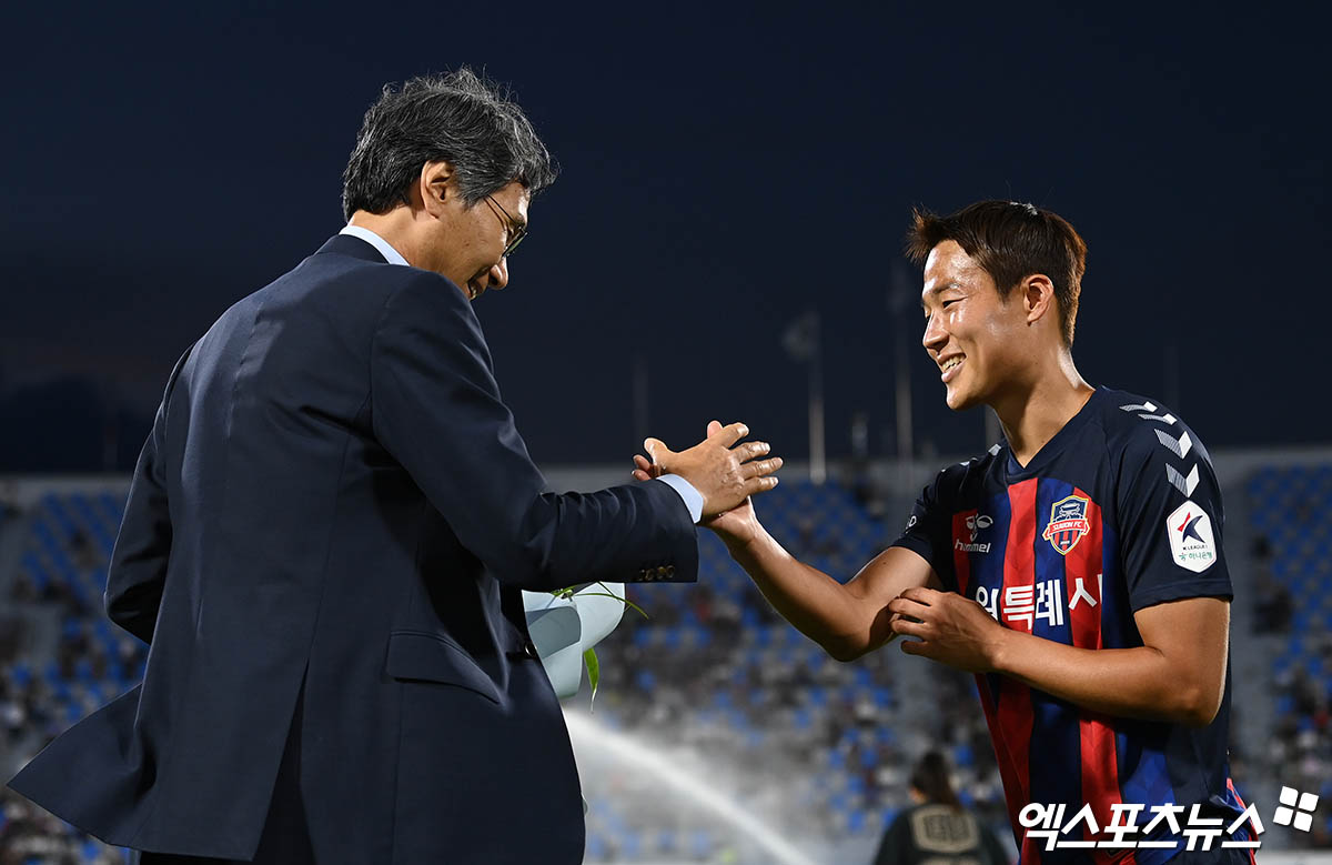 중국축구협회가 10일(한국시간) 공문을 통해 중국 축구계를 휩쓴 승부 조작 연루자들에 대한 처벌안을 공개했다. 중국 협회는 산둥 타이샨에서 뛰었던 손준호에게 영구 출전 정지 처분을 내렸다. 엑스포츠뉴스DB