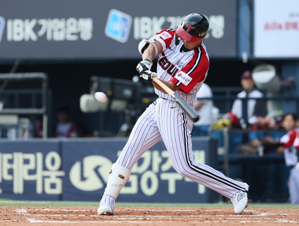 LG 내야수 이영빈은 8일 잠실구장에서 열린 '2024 신한 SOL Bank KBO 리그' 한화와 팀 간 15차전 맞대결에서 9번타자 우익수로 선발 출전했다. 3회말과 4회말 생애 첫 연타석 홈런을 터트려 공격에 활력을 불어넣었다. LG 트윈스