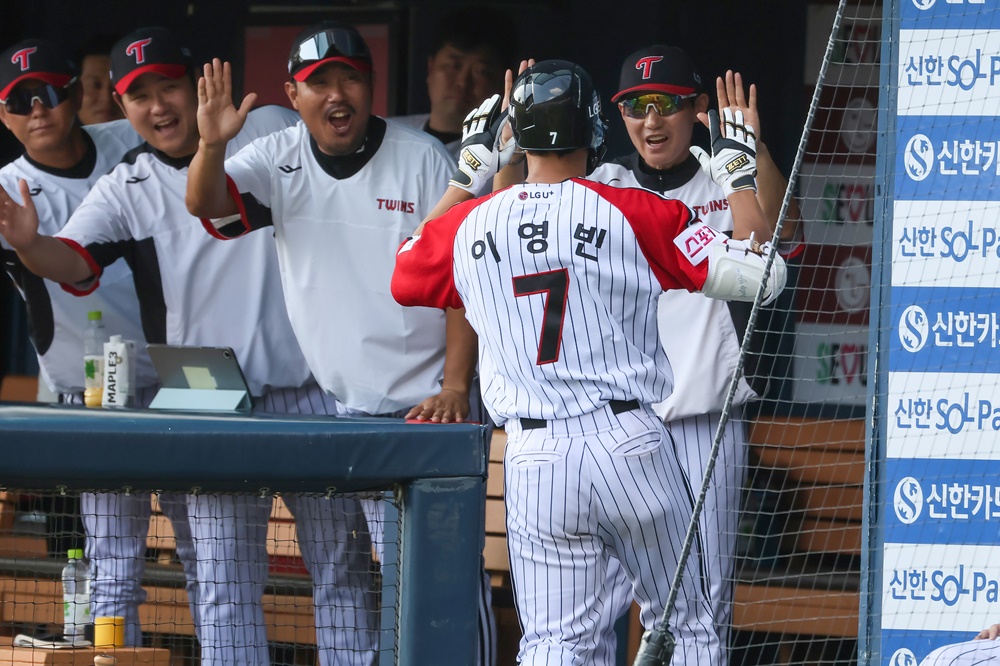 LG 내야수 이영빈은 8일 잠실구장에서 열린 '2024 신한 SOL Bank KBO 리그' 한화와 팀 간 15차전 맞대결에서 9번타자 우익수로 선발 출전했다. 3회말과 4회말 생애 첫 연타석 홈런을 터트려 공격에 활력을 불어넣었다. LG 트윈스