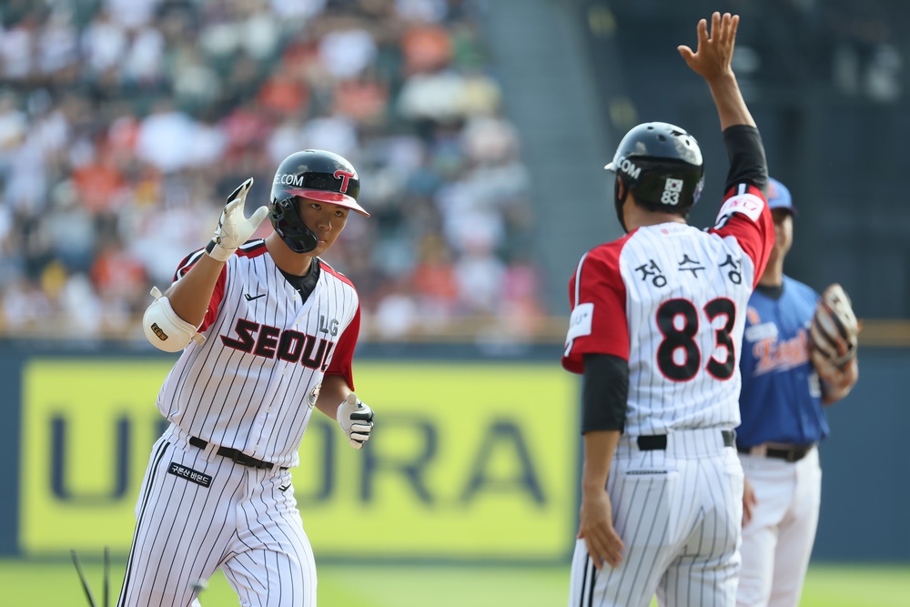 LG 내야수 이영빈(왼쪽)은 8일 잠실구장에서 열린 '2024 신한 SOL Bank KBO 리그' 한화와 팀 간 15차전 맞대결에서 9번타자 우익수로 선발 출전했다. 3회말과 4회말 생애 첫 연타석 홈런을 터트려 공격에 활력을 불어넣었다. LG 트윈스