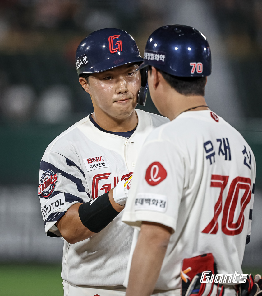 롯데 포수 서동욱(왼쪽)은 10일 잠실구장에서 열릴 '2024 신한 SOL Bank KBO 리그' LG와 팀 간 13차전 맞대결에서 9번타자 포수로 선발 출전할 예정이다. 롯데 자이언츠