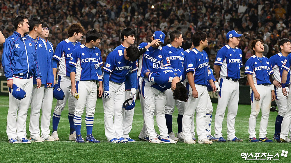 일본 도쿄돔에서 열린 '2019 WBSC 프리미어 12' 결승전 대한민국과 일본의 경기, 대한민국이 3:5의 스코어로 일본에게 역전패를 당하며 아쉬운 준우승을 거두었다. 경기 종료 후 대한민국 선수들이 관중석을 향해 인사하고 있다. 엑스포츠뉴스DB