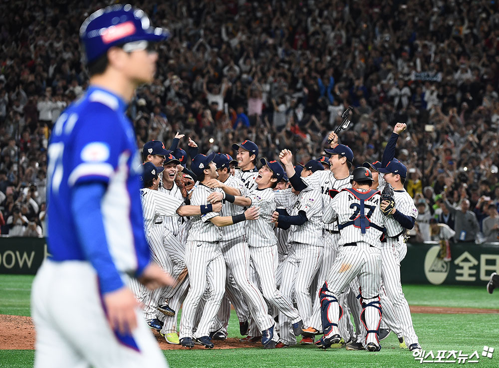 일본 도쿄돔에서 열린 '2019 WBSC 프리미어 12' 결승전 대한민국과 일본의 경기, 대한민국이 3:5의 스코어로 일본에게 역전패를 당하며 아쉬운 준우승을 거두었다. 경기 종료 후 일본 선수들이 그라운드에 모여 기쁨을 나누고 있다. 엑스포츠뉴스DB