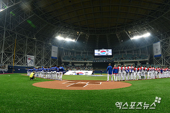 서울 고척동 고척스카이돔에서 열린 '2015 서울 슈퍼시리즈' 2차전 쿠바 대표팀과 대한민국 대표팀의 경기에 한국선수들이 국민의례를 하고 있다. 엑스포츠뉴스DB