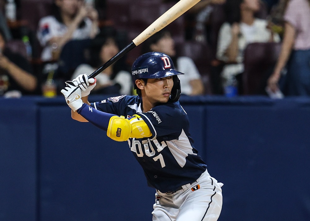 두산 베어스 내야수 이유찬이 9월 10일 고척돔에서 열린 2024 KBO 신한 SOL 뱅크 KBO리그 키움 히어로즈전에서 1회 초 첫 타석에 나서 자신의 파울 타구에 부상으로 교체됐다. 두산 베어스