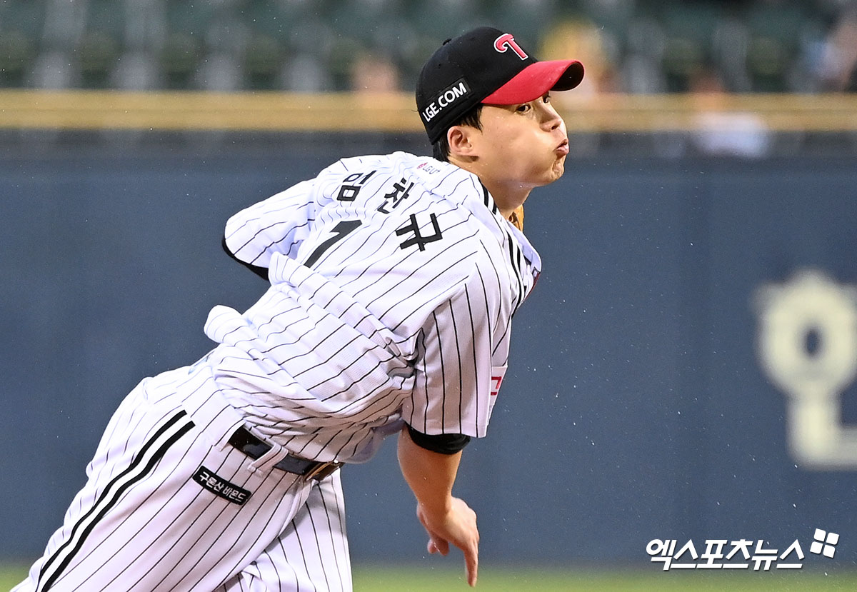 LG 투수 임찬규는 10일 잠실구장에서 열린 '2024 신한 SOL Bank KBO 리그' 롯데와 팀 간 13차전 맞대결에서 선발 등판했다. 이날 6이닝 1실점으로 호투했지만, 승리와 인연을 맺지 못했다. 엑스포츠뉴스 DB