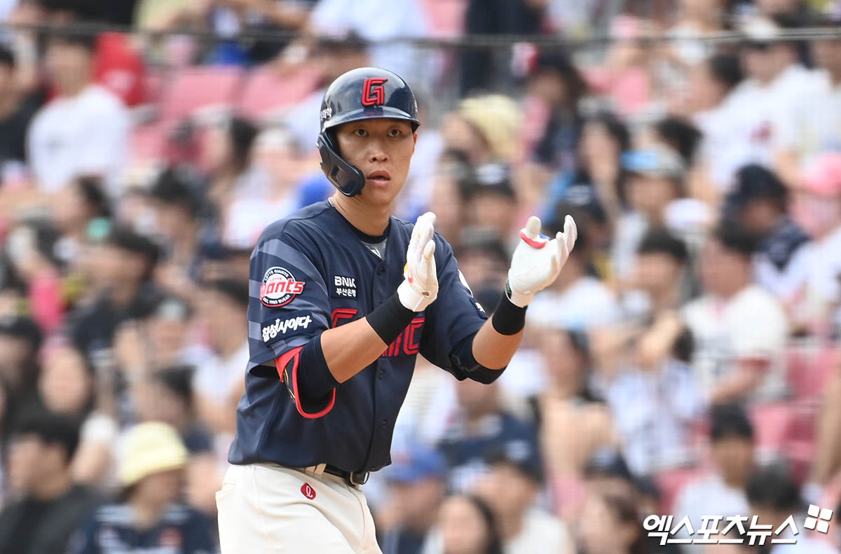 롯데 내야수 박승욱은 10일 잠실구장에서 열린 '2024 신한 SOL Bank KBO 리그' LG와 팀 간 13차전 맞대결에서 8번타자 유격수로 선발 출전했다. 5회초 1사 후 솔로 홈런을 터트려 공격에 활력을 불어넣었다. 엑스포츠뉴스 DB