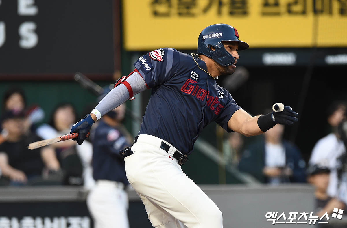 롯데 외야수 레이예스는 10일 잠실구장에서 열린 '2024 신한 SOL Bank KBO 리그' LG와 팀 간 13차전 맞대결에서 4번타자 좌익수로 선발 출전했다. 10회초 결승타를 쳐 팀 승리에 혁혁한 공을 세웠다. 엑스포츠뉴스 DB