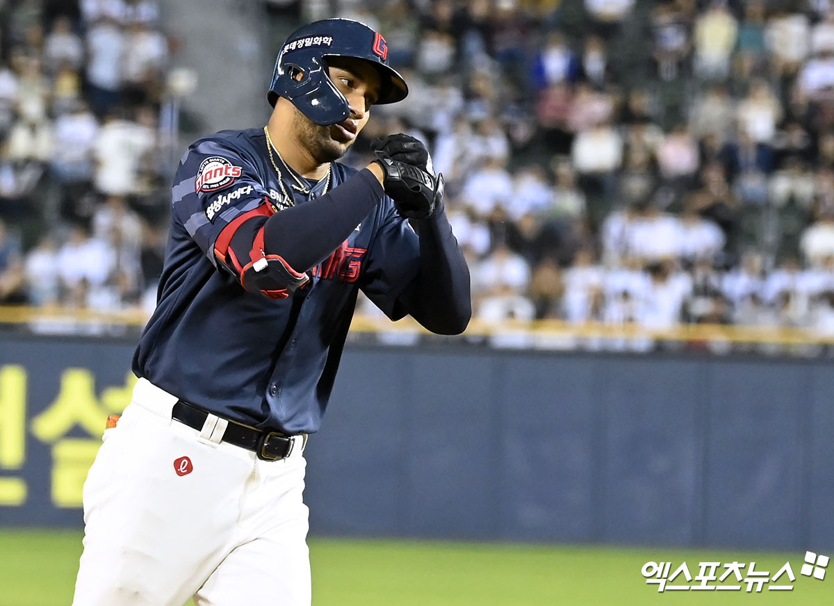 롯데 외야수 레이예스는 10일 잠실구장에서 열린 '2024 신한 SOL Bank KBO 리그' LG와 팀 간 13차전 맞대결에서 4번타자 좌익수로 선발 출전했다. 10회초 결승타를 쳐 팀 승리에 혁혁한 공을 세웠다. 엑스포츠뉴스 DB