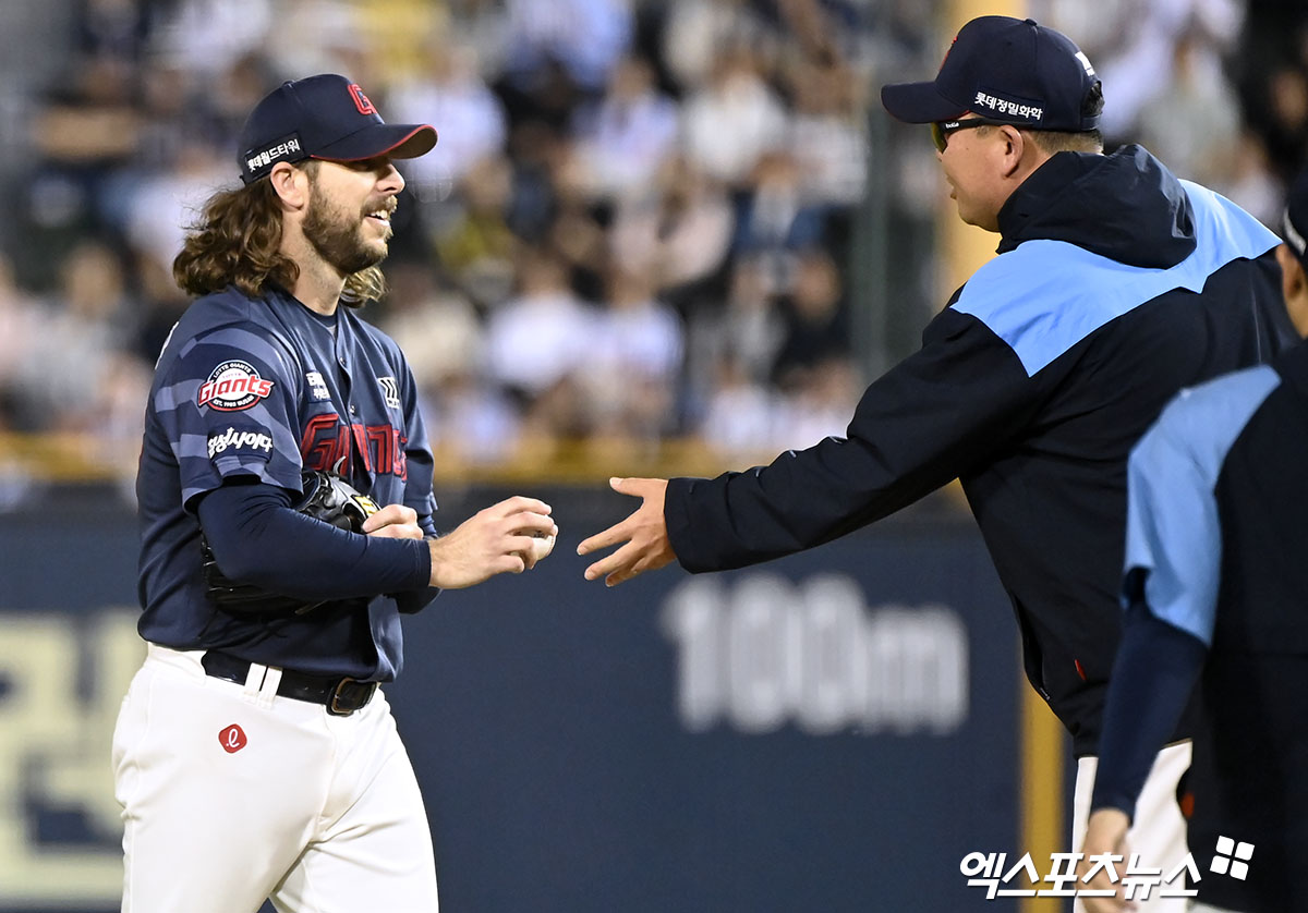 롯데 투수 윌커슨(왼쪽)은 10일 잠실구장에서 열린 '2024 신한 SOL Bank KBO 리그' LG와 팀 간 13차전 맞대결에서 선발 등판했다. 이날 7⅔이닝 1실점으로 활약하며 팀 승리에 보탬이 됐다. 엑스포츠뉴스 DB