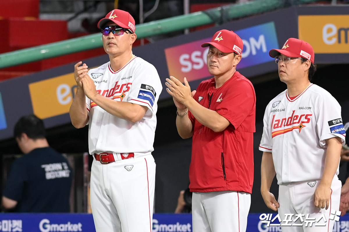 이숭용 감독(왼쪽)이 이끄는 SSG 랜더스가 10일 인천 SSG랜더스필드에서 열린 2024 신한 SOL Bank KBO리그 한화 이글스와의 팀 간 15차전에서 5-0 완승을 거두고 단독 6위 수성에 성공했다. 사진 고아라 기자