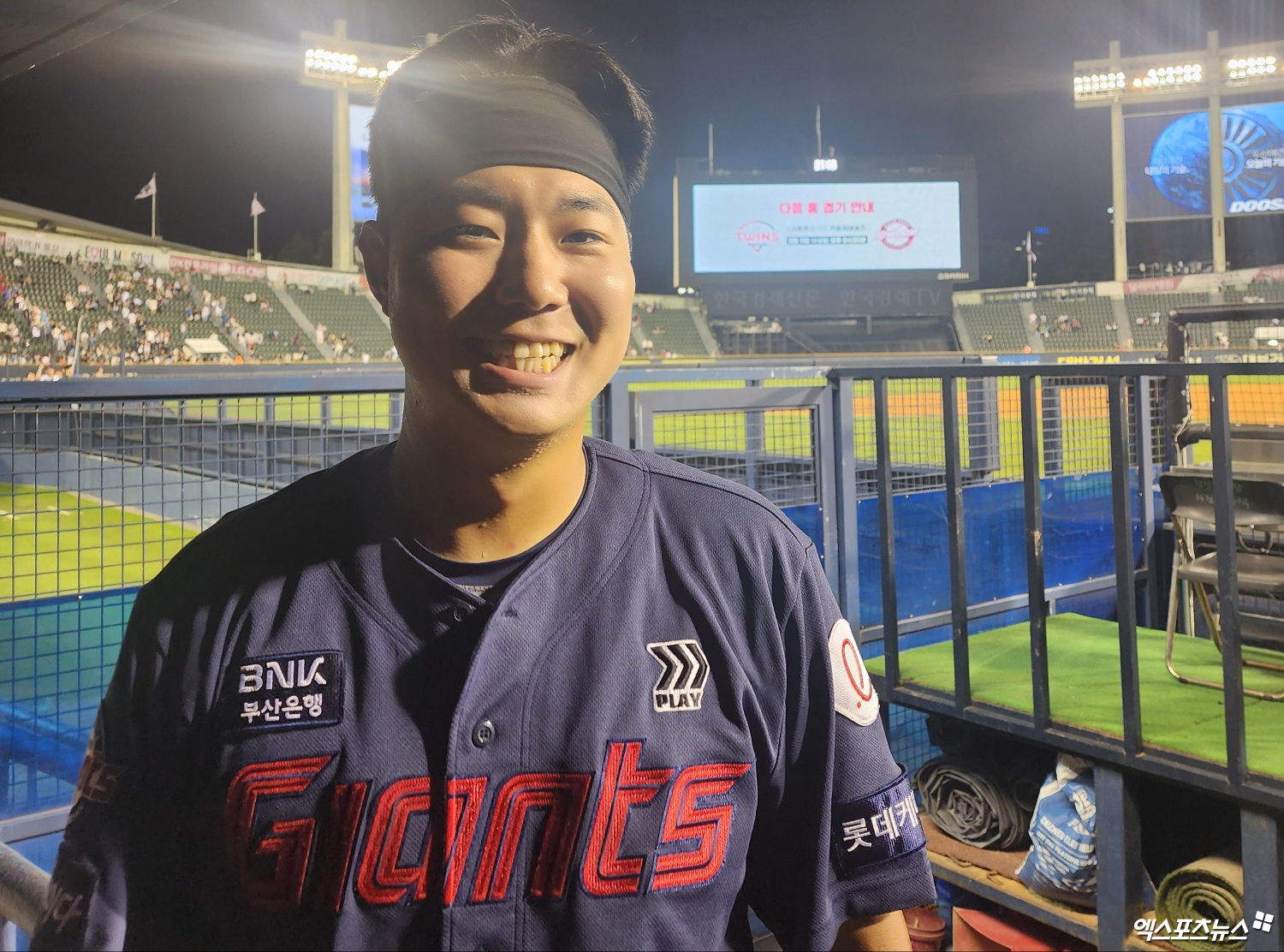 롯데 포수 강태율은 10일 잠실구장에서 열린 '2024 신한 SOL Bank KBO 리그' LG와 팀 간 13차전 맞대결에서 10회말 대수비로 출전했다. 상대 대주자를 잡아내는 환상적인 도루 저지를 선보여 팀 승리에 힘을 보탰다. 잠실, 박정현 기자