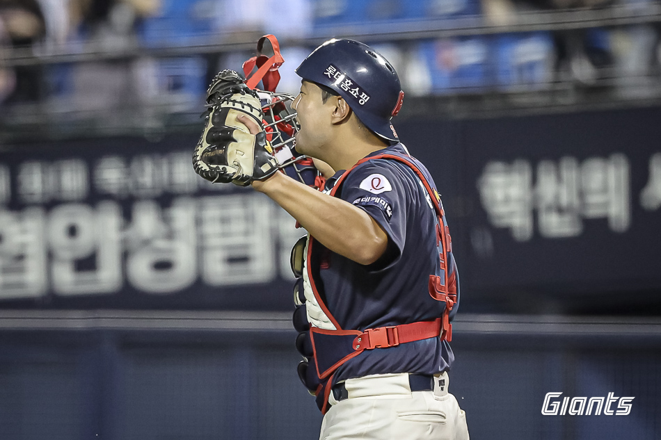 롯데 포수 강태율은 10일 잠실구장에서 열린 '2024 신한 SOL Bank KBO 리그' LG와 팀 간 13차전 맞대결에서 10회말 대수비로 출전했다. 상대 대주자를 잡아내는 환상적인 도루 저지를 선보여 팀 승리에 힘을 보탰다. 롯데 자이언츠