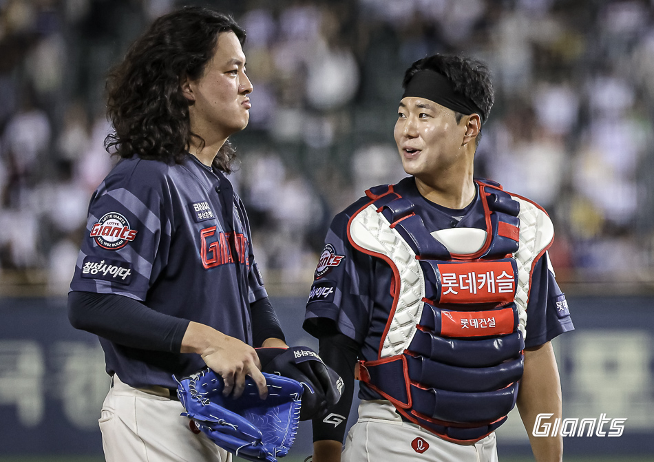 롯데 포수 강태율(오른쪽)은 10일 잠실구장에서 열린 '2024 신한 SOL Bank KBO 리그' LG와 팀 간 13차전 맞대결에서 10회말 대수비로 출전했다. 상대 대주자를 잡아내는 환상적인 도루 저지를 선보여 팀 승리에 힘을 보탰다. 롯데 자이언츠