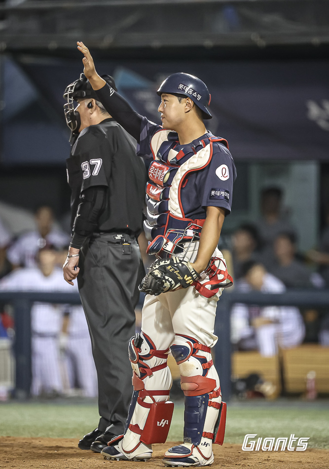 롯데 포수 강태율은 10일 잠실구장에서 열린 '2024 신한 SOL Bank KBO 리그' LG와 팀 간 13차전 맞대결에서 10회말 대수비로 출전했다. 상대 대주자를 잡아내는 환상적인 도루 저지를 선보여 팀 승리에 힘을 보탰다. 롯데 자이언츠