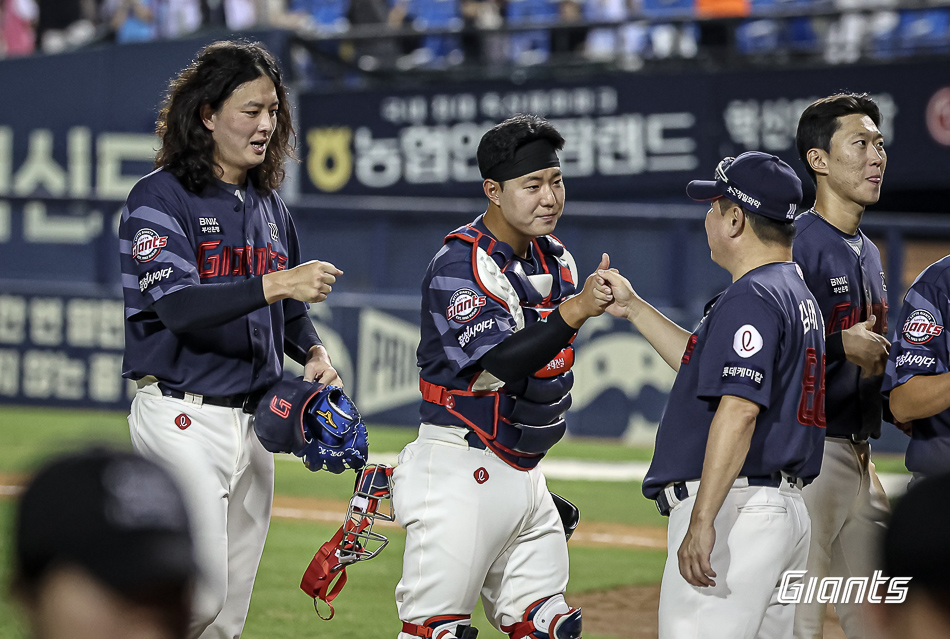 롯데 포수 강태율(가운데)은 10일 잠실구장에서 열린 '2024 신한 SOL Bank KBO 리그' LG와 팀 간 13차전 맞대결에서 10회말 대수비로 출전했다. 상대 대주자를 잡아내는 환상적인 도루 저지를 선보여 팀 승리에 힘을 보탰다. 롯데 자이언츠