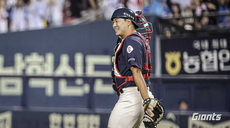 롯데 포수 강태율은 10일 잠실구장에서 열린 '2024 신한 SOL Bank KBO 리그' LG와 팀 간 13차전 맞대결에서 10회말 대수비로 출전했다. 상대 대주자를 잡아내는 환상적인 도루 저지를 선보여 팀 승리에 힘을 보탰다. 롯데 자이언츠