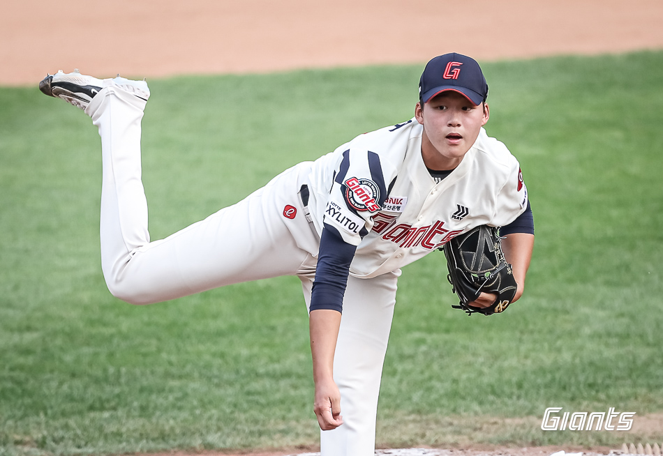 롯데 투수 박준우는 8일 사직구장에서 열린 '2024 신한 SOL Bank KBO 리그' SSG와 팀 간 15차전 맞대결에서 구원 등판했다. 삼자범퇴로 1이닝 무실점 깔끔한 투구를 선보이며 데뷔 첫 1군 등판을 마무리했다. 롯데 자이언츠