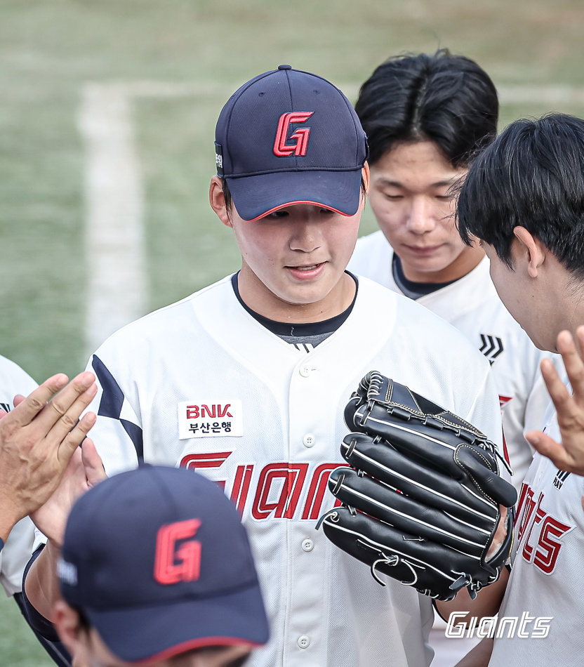 롯데 투수 박준우는 8일 사직구장에서 열린 '2024 신한 SOL Bank KBO 리그' SSG와 팀 간 15차전 맞대결에서 구원 등판했다. 삼자범퇴로 1이닝 무실점 깔끔한 투구를 선보이며 데뷔 첫 1군 등판을 마무리했다. 롯데 자이언츠