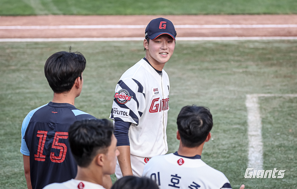 롯데 투수 박준우는 8일 사직구장에서 열린 '2024 신한 SOL Bank KBO 리그' SSG와 팀 간 15차전 맞대결에서 구원 등판했다. 삼자범퇴로 1이닝 무실점 깔끔한 투구를 선보이며 데뷔 첫 1군 등판을 마무리했다. 롯데 자이언츠