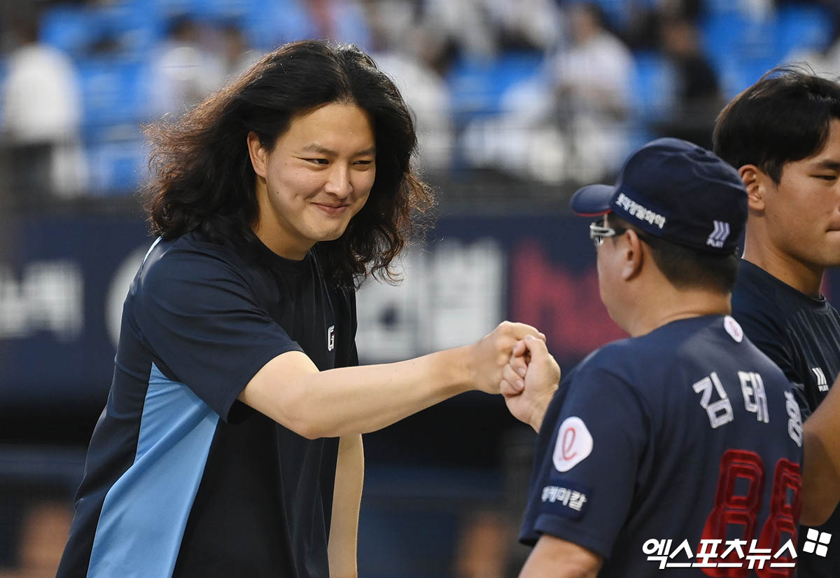 롯데 투수 김원중(왼쪽)은 10일 잠실구장에서 열린 '2024 신한 SOL Bank KBO 리그' LG와 팀 간 13차전 맞대결에서 구원 등판했다. 2이닝 무실점 호투로 팀 승리를 지켰다. 엑스포츠뉴스 DB