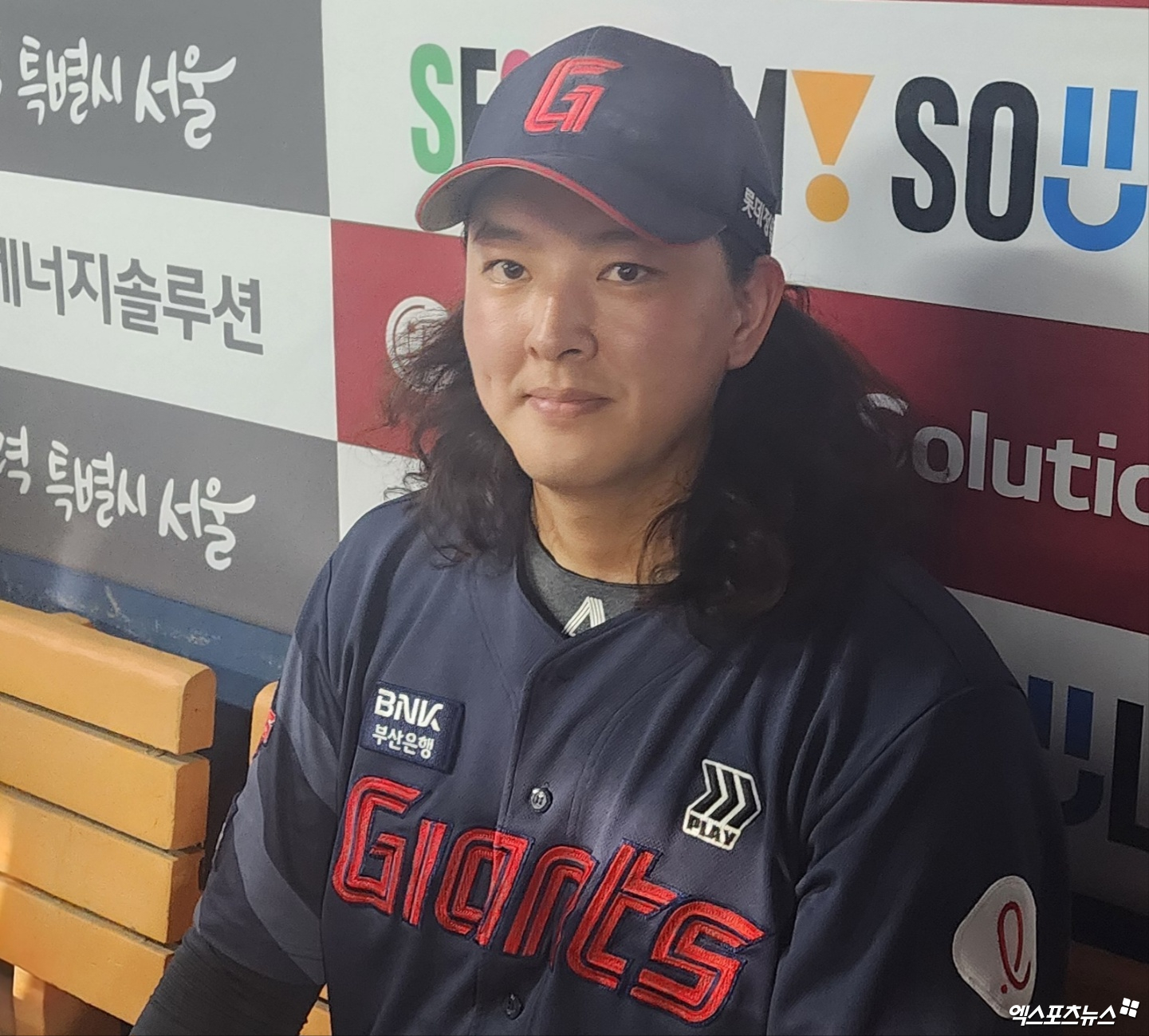 롯데 투수 김원중은 10일 잠실구장에서 열린 '2024 신한 SOL Bank KBO 리그' LG와 팀 간 13차전 맞대결에서 구원 등판했다. 2이닝 무실점 호투로 팀 승리를 지켰다. 잠실, 박정현 기자