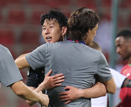 홍명보 감독이 이끄는 대한민국 축구 대표팀은 11일 오만 무스카트의 술탄 카부스 경기장에서 열린 2026 북중미 월드컵(미국·캐나다·멕시코 공동 개최) 아시아 3차 예선 B조 2차전에서 황희찬(울버햄프턴)의 선제골과 손흥민의 결승골, 후반 추가시간 주민규(울산)의 쐐기골을 엮어 홈팀 오만에 3-1 승리를 거뒀다. 지난 5일 홈구장인 서울월드컵경기장에서 약체 팔레스타인에서 충격적인 0-0 무승부를 기록했던 한국은 오만을 따돌리면서 1승 1무(승점 4)를 기록하고 한 숨 돌렸다. 연합뉴스