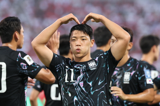 홍명보 감독이 이끄는 대한민국 축구 대표팀은 11일 오만 무스카트의 술탄 카부스 경기장에서 열린 2026 북중미 월드컵(미국·캐나다·멕시코 공동 개최) 아시아 3차 예선 B조 2차전에서 황희찬(울버햄프턴)의 선제골과 손흥민의 결승골, 후반 추가시간 주민규(울산)의 쐐기골을 엮어 홈팀 오만에 3-1 승리를 거뒀다. 지난 5일 홈구장인 서울월드컵경기장에서 약체 팔레스타인에서 충격적인 0-0 무승부를 기록했던 한국은 오만을 따돌리면서 1승 1무(승점 4)를 기록하고 한 숨 돌렸다. 연합뉴스