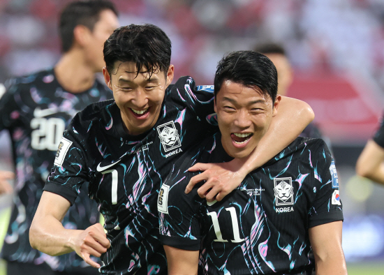 홍명보 감독이 이끄는 대한민국 축구 대표팀은 11일 오만 무스카트의 술탄 카부스 경기장에서 열린 2026 북중미 월드컵(미국·캐나다·멕시코 공동 개최) 아시아 3차 예선 B조 2차전에서 황희찬(울버햄프턴)의 선제골과 손흥민의 결승골, 후반 추가시간 주민규(울산)의 쐐기골을 엮어 홈팀 오만에 3-1 승리를 거뒀다. 지난 5일 홈구장인 서울월드컵경기장에서 약체 팔레스타인에서 충격적인 0-0 무승부를 기록했던 한국은 오만을 따돌리면서 1승 1무(승점 4)를 기록하고 한 숨 돌렸다. 연합뉴스