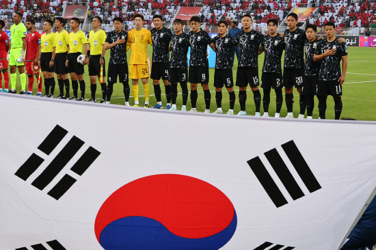 홍명보 감독이 이끄는 대한민국 축구 대표팀은 11일 오만 무스카트의 술탄 카부스 경기장에서 열린 2026 북중미 월드컵(미국·캐나다·멕시코 공동 개최) 아시아 3차 예선 B조 2차전에서 황희찬(울버햄프턴)의 선제골과 손흥민의 결승골, 후반 추가시간 주민규(울산)의 쐐기골을 엮어 홈팀 오만에 3-1 승리를 거뒀다. 지난 5일 홈구장인 서울월드컵경기장에서 약체 팔레스타인에서 충격적인 0-0 무승부를 기록했던 한국은 오만을 따돌리면서 1승 1무(승점 4)를 기록하고 한 숨 돌렸다. 연합뉴스