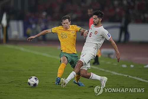 아시아 강호를 상대로 선전하는 인도네시아는 이제 10월 A매치에서 국제축구연맹(FIFA) 월드컵 아시아지역 3차 예선 단계 첫승에 도전한다.   신태용 감독이 이끄는 인도네시아 축구 국가대표팀이 지난 10일(한국시간) 인도네시아 자카르타에 있는 겔로라 붕 카르노 스타디움에서 열린 호주와의 2026 FIFA 북중미 월드컵(캐나다-미국-멕시코 공동 개최) 아시아 지역 C조 2차전에서 득점 없이 비겼다.   월드컵 3차 예선 단계에 사상 최초로 진출한 인도네시아는 지난 6일 사우디아라비아 제다에 있는 킹 압둘라 스포츠시티 스타디움에서 열린 사우디아라비아와의 1차전에서 1-1로 비긴 뒤, 강호 호주를 상대로 또다시 승점을 따내며 기적과 같은 행보를 이어갔다. 연합뉴스