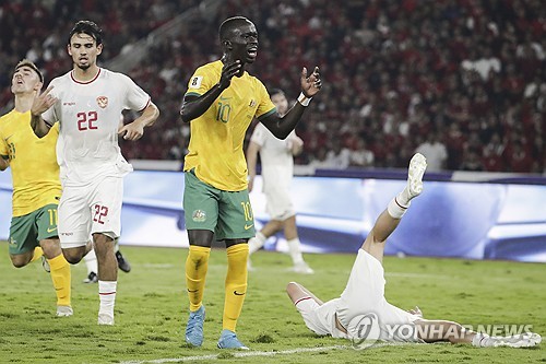 아시아 강호를 상대로 선전하는 인도네시아는 이제 10월 A매치에서 국제축구연맹(FIFA) 월드컵 아시아지역 3차 예선 단계 첫승에 도전한다.   신태용 감독이 이끄는 인도네시아 축구 국가대표팀이 지난 10일(한국시간) 인도네시아 자카르타에 있는 겔로라 붕 카르노 스타디움에서 열린 호주와의 2026 FIFA 북중미 월드컵(캐나다-미국-멕시코 공동 개최) 아시아 지역 C조 2차전에서 득점 없이 비겼다.   월드컵 3차 예선 단계에 사상 최초로 진출한 인도네시아는 지난 6일 사우디아라비아 제다에 있는 킹 압둘라 스포츠시티 스타디움에서 열린 사우디아라비아와의 1차전에서 1-1로 비긴 뒤, 강호 호주를 상대로 또다시 승점을 따내며 기적과 같은 행보를 이어갔다. 연합뉴스