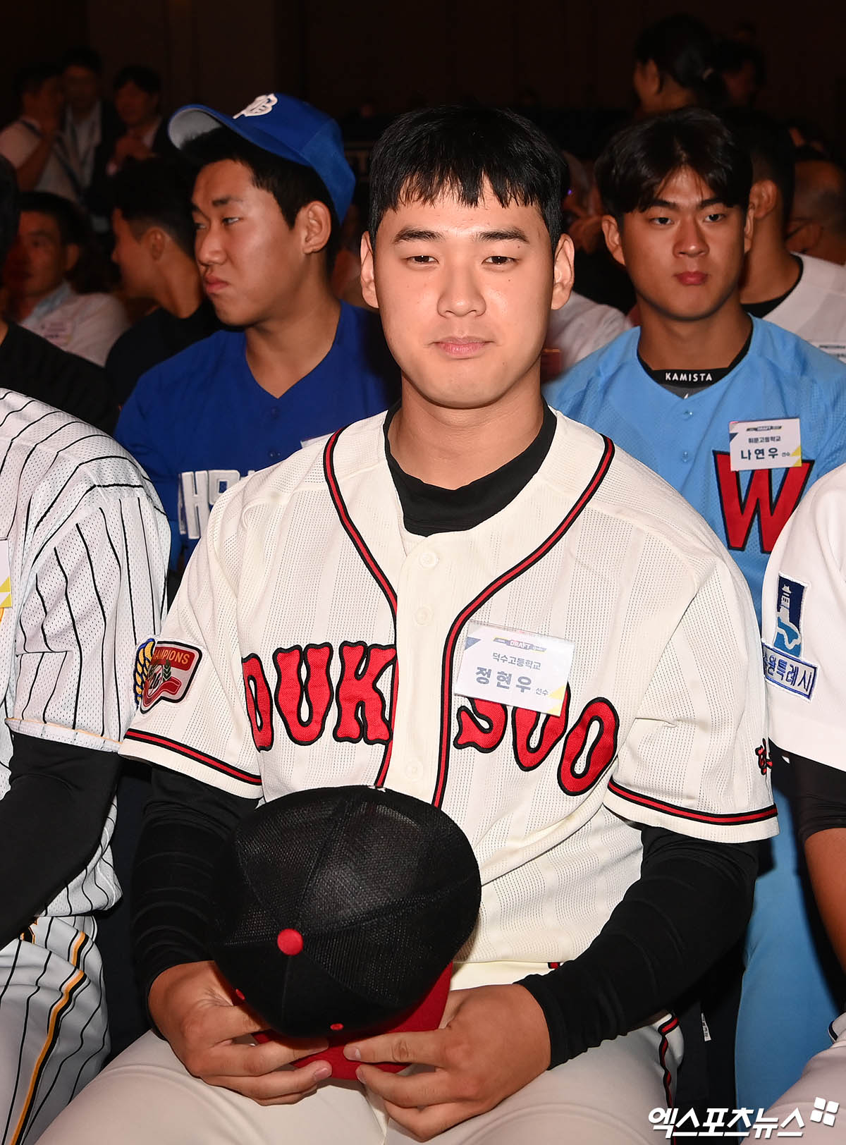 11일 오후 서울 신천동 롯데호텔 월드에서 열린 '2025 KBO 신인 드래프트'에 참석한 덕수고 정현우가 지명을 기다리고 있다. 잠실, 박지영 기자