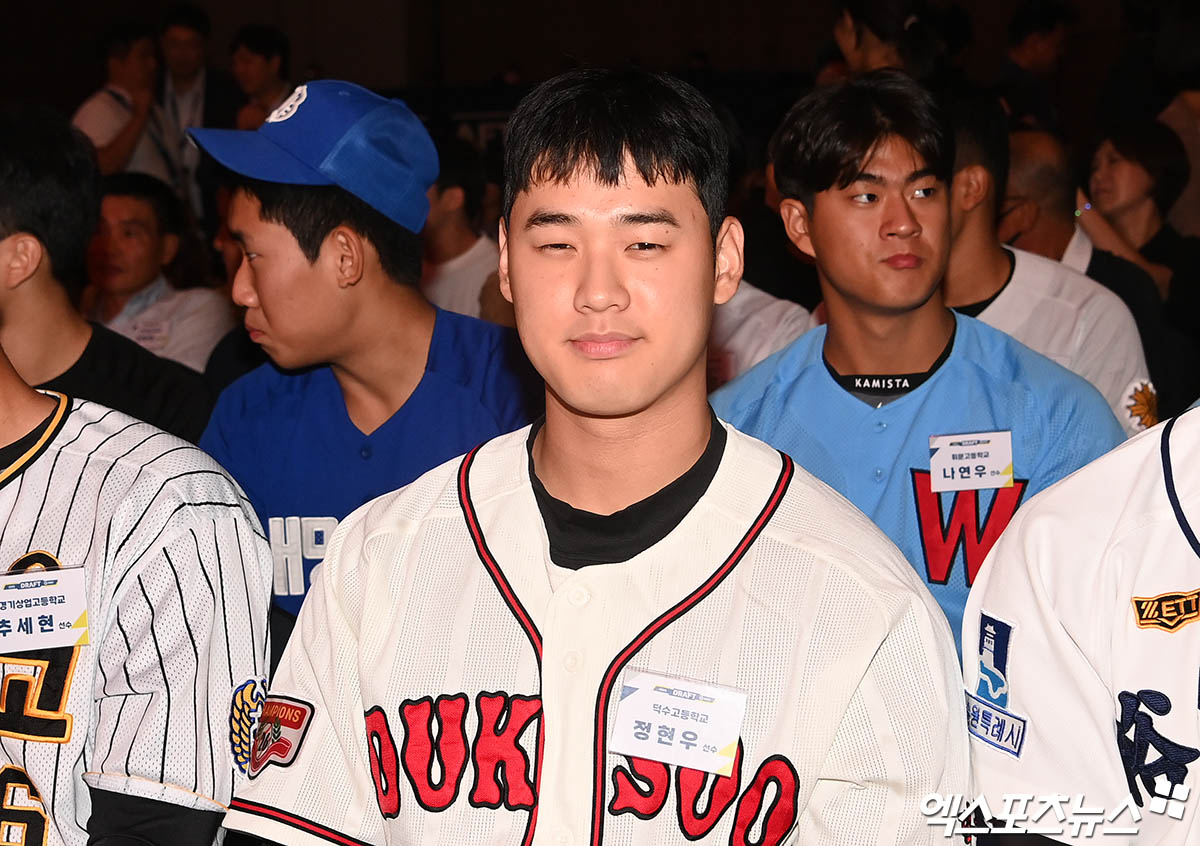 11일 오후 서울 신천동 롯데호텔 월드에서 열린 '2025 KBO 신인 드래프트'에 참석한 덕수고 정현우가 지명을 기다리고 있다. 잠실, 박지영 기자