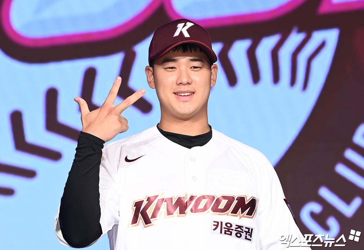 11일 오후 서울 신천동 롯데호텔 월드에서 열린 '2025 KBO 신인 드래프트'에 참석한 덕수고 정현우가 전체 1순위로 키움 히어로즈 지명을 받고 기념 촬영을 하고 있다. 잠실, 박지영 기자