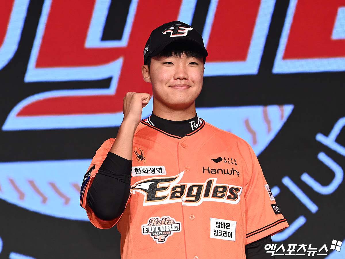 11일 오후 서울 신천동 롯데호텔 월드에서 열린 '2025 KBO 신인 드래프트'에 참석한 전주고 정우주가 1라운드 2순위로 한화 이글스에 지명된 뒤 기념 촬영을 하고 있다. 잠실, 박지영 기자