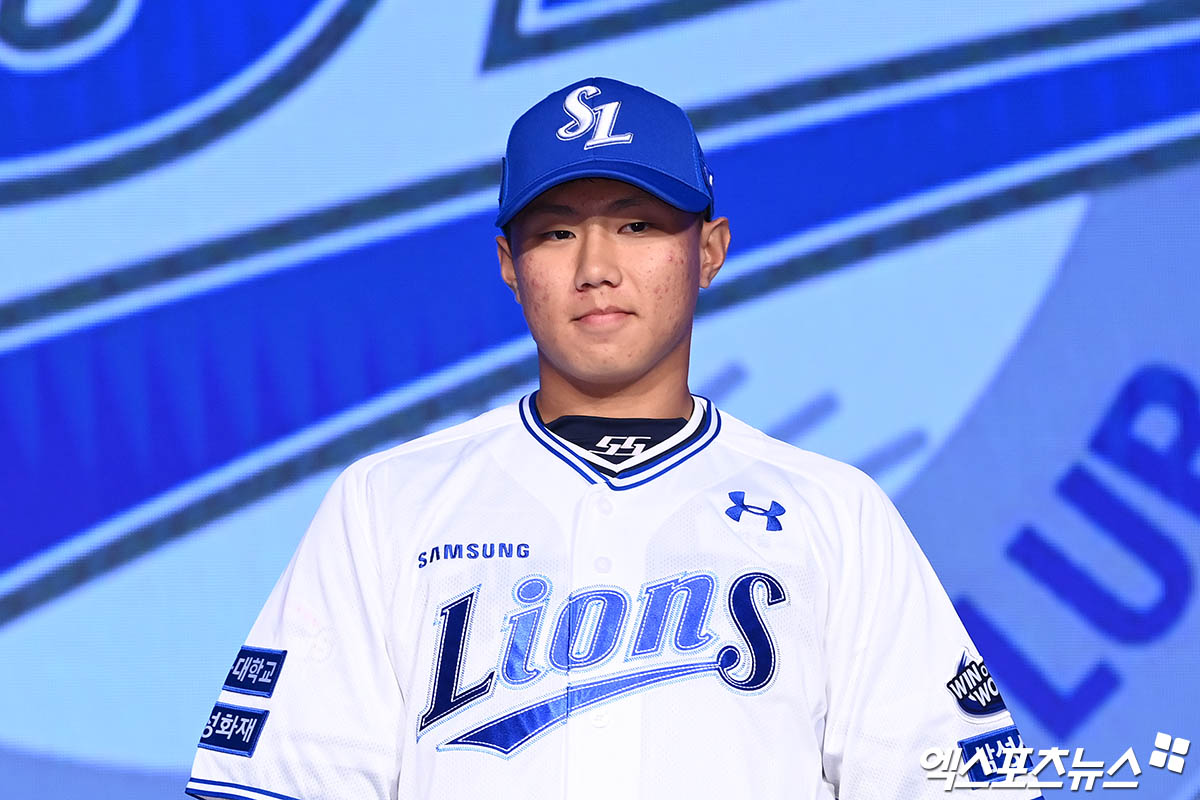 11일 오후 서울 신천동 롯데호텔 월드에서 열린 '2025 KBO 신인 드래프트'에 참석한 대구고 배찬승이 1라운드 3순위로 삼성 라이온즈에 지명된 뒤 기념 촬영을 하고 있다. 잠실, 박지영 기자