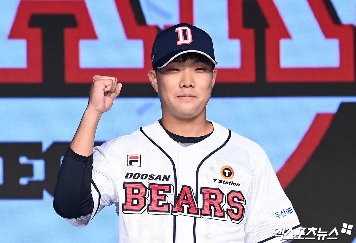 11일 오후 서울 신천동 롯데호텔 월드에서 열린 '2025 KBO 신인 드래프트'에 참석한 덕수고 박준순이 1라운드 6순위로 두산 베어스에 지명된 뒤 기념 촬영을 하고 있다. 잠실, 박지영 기자