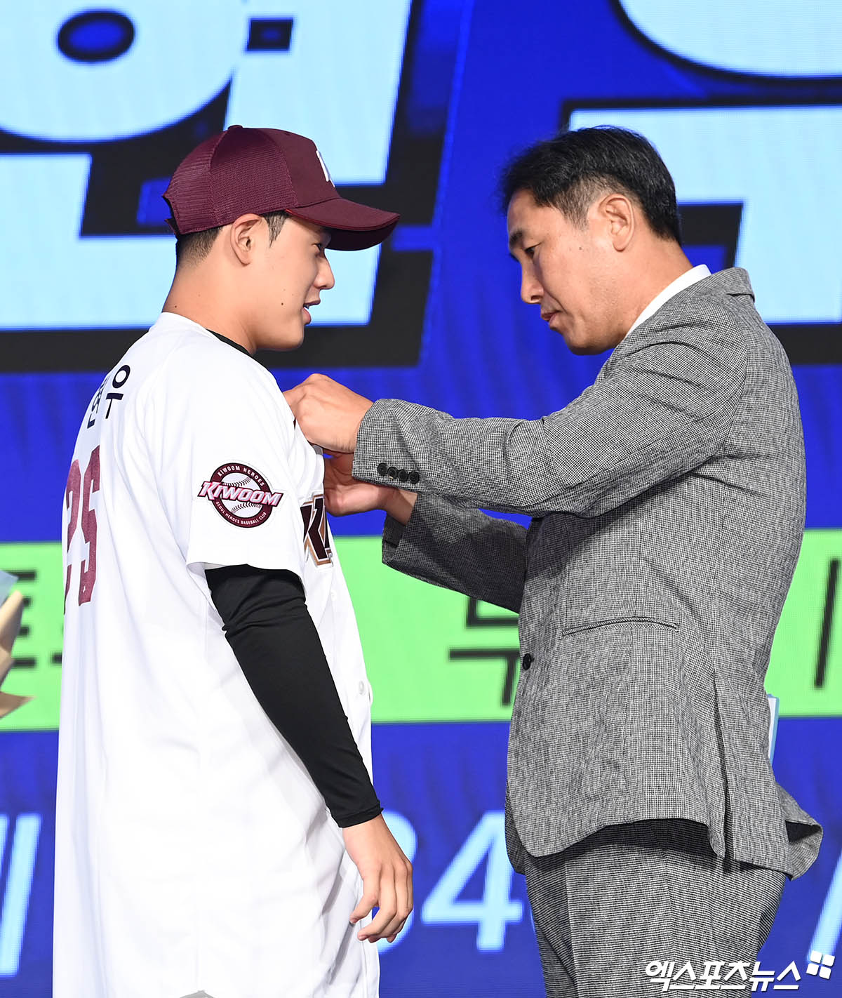 11일 오후 서울 신천동 롯데호텔 월드에서 열린 '2025 KBO 신인 드래프트'에 참석한 키움 고형욱 단장이 전체 1순위로 덕수고 정현우를 지명한 뒤 유니폼을 입혀주고 있다. 잠실, 박지영 기자