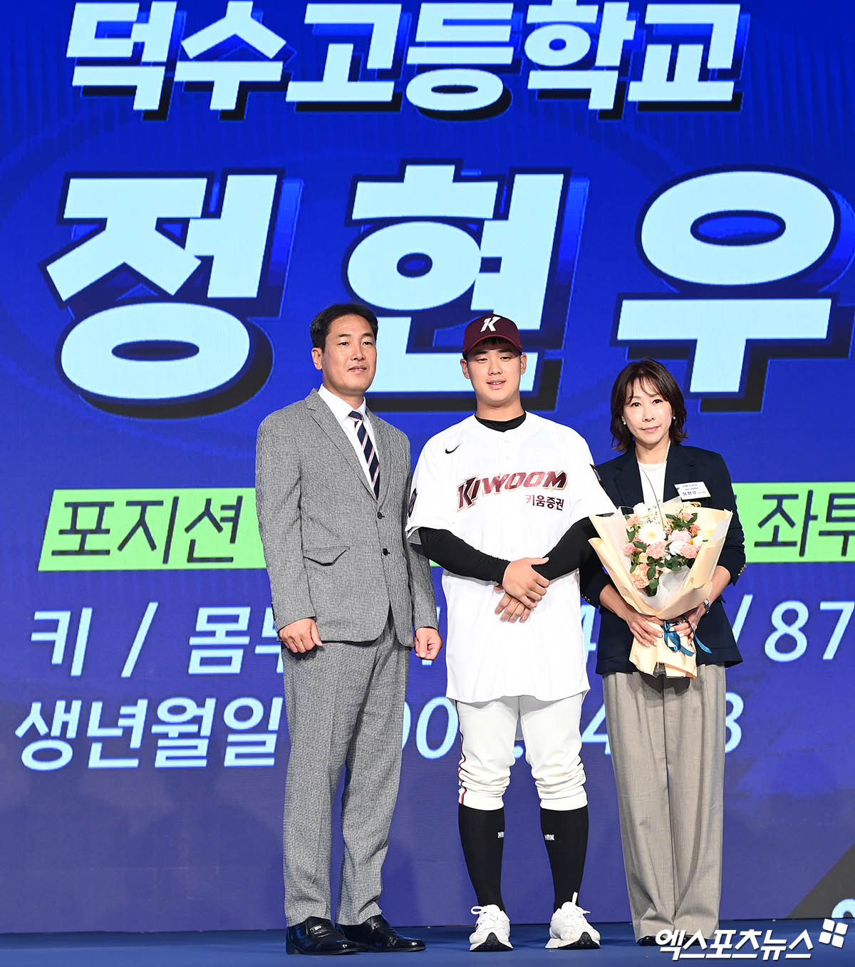 11일 오후 서울 신천동 롯데호텔 월드에서 열린 '2025 KBO 신인 드래프트'에 참석한 덕수고 정현우가 전체 1순위로 키움 히어로즈 지명을 받은 뒤 고형욱 단장과 기념 촬영을 하고 있다. 잠실, 박지영 기자