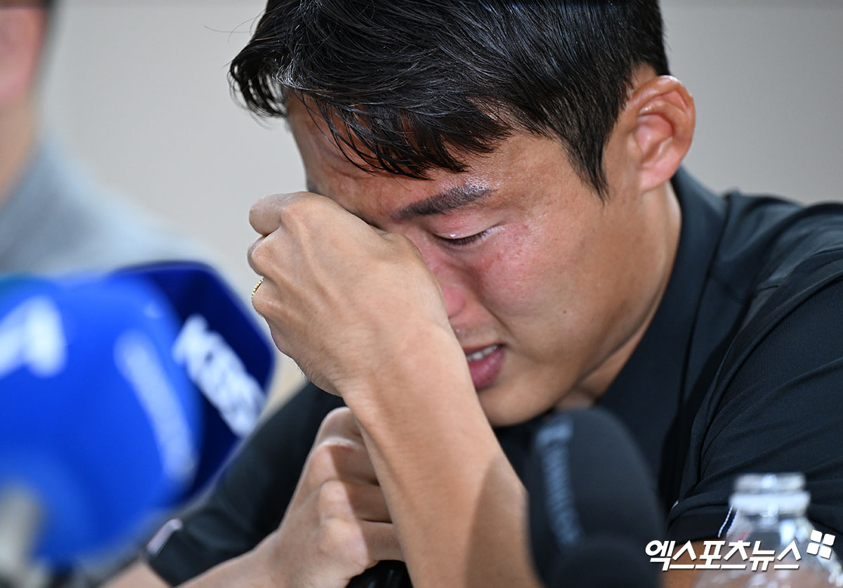 중국축구협회로부터 승부 조작 혐의로 중국 내에서 영구 제명 중징계를 받은 수원FC 손준호가 11일 경기도 수원시체육회관에서 간담회를 가졌다. 중국축구협회는 손준호가 부당 이득을 도모하기 위해 부정 거래, 축구 경기 조작, 불법 수익을 취해 스포츠맨십을 위반 및 상실했다고 주장했다. 중국축구협회는 '현 시점에서는 중국 축구 내에서만 금지되는 징계다. 하지만 FIFA에 공식적으로 이의를 제기해 손준호의 처벌을 전 세계적으로 확대할 것'이라고 엄포를 놓았다. 만약 FIFA에서 손준호의 혐의를 인정, 중국축구협회에서 손준호에게 내린 징계 범위를 전 세계로 늘린다면 손준호는 더 이상 축구선수 생활을 할 수 없다. 수원, 김한준 기자