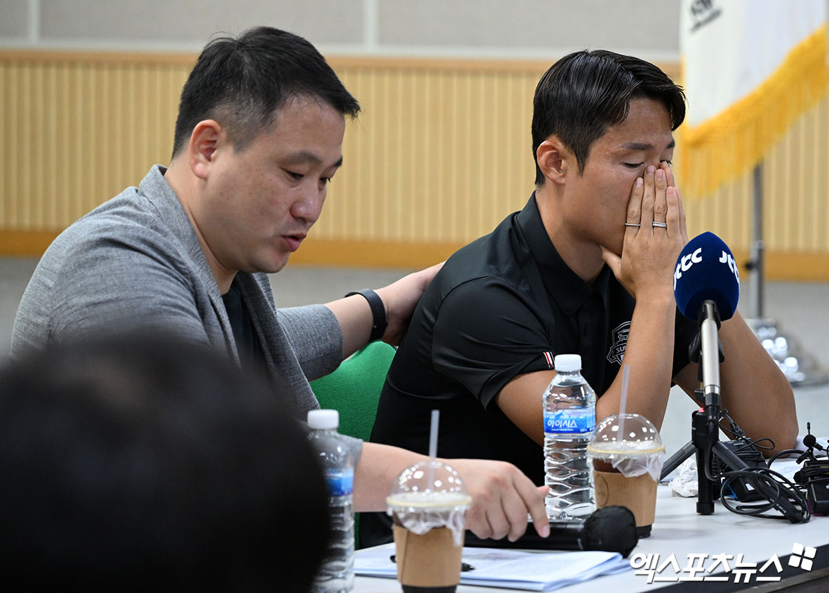 중국축구협회로부터 승부 조작 혐의로 중국 내에서 영구 제명 중징계를 받은 수원FC 손준호가 11일 경기도 수원시체육회관에서 간담회를 가졌다. 중국축구협회는 손준호가 부당 이득을 도모하기 위해 부정 거래, 축구 경기 조작, 불법 수익을 취해 스포츠맨십을 위반 및 상실했다고 주장했다. 중국축구협회는 '현 시점에서는 중국 축구 내에서만 금지되는 징계다. 하지만 FIFA에 공식적으로 이의를 제기해 손준호의 처벌을 전 세계적으로 확대할 것'이라고 엄포를 놓았다. 만약 FIFA에서 손준호의 혐의를 인정, 중국축구협회에서 손준호에게 내린 징계 범위를 전 세계로 늘린다면 손준호는 더 이상 축구선수 생활을 할 수 없다. 수원, 김한준 기자